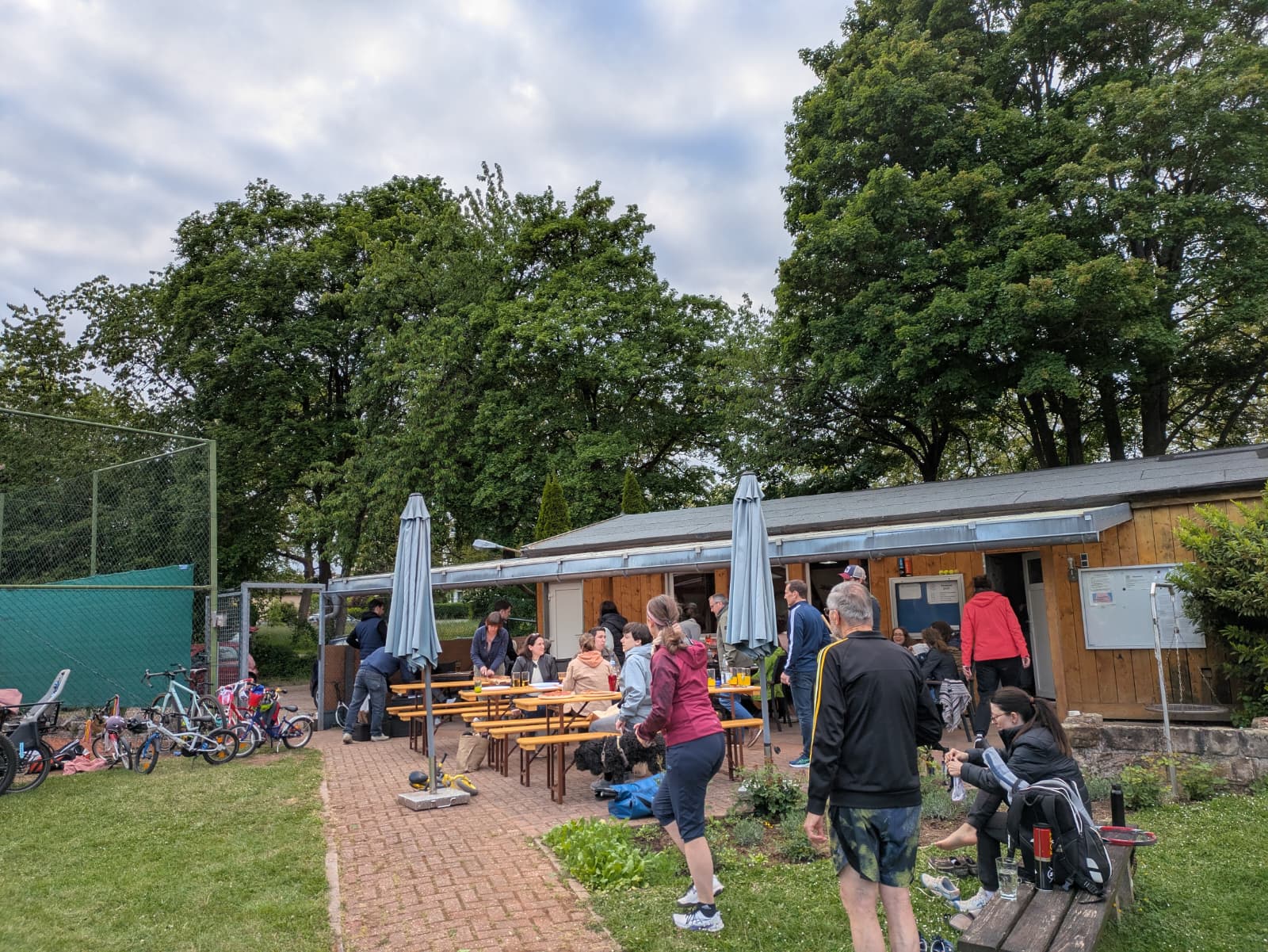 Mitglieder vor dem Vereinsheim