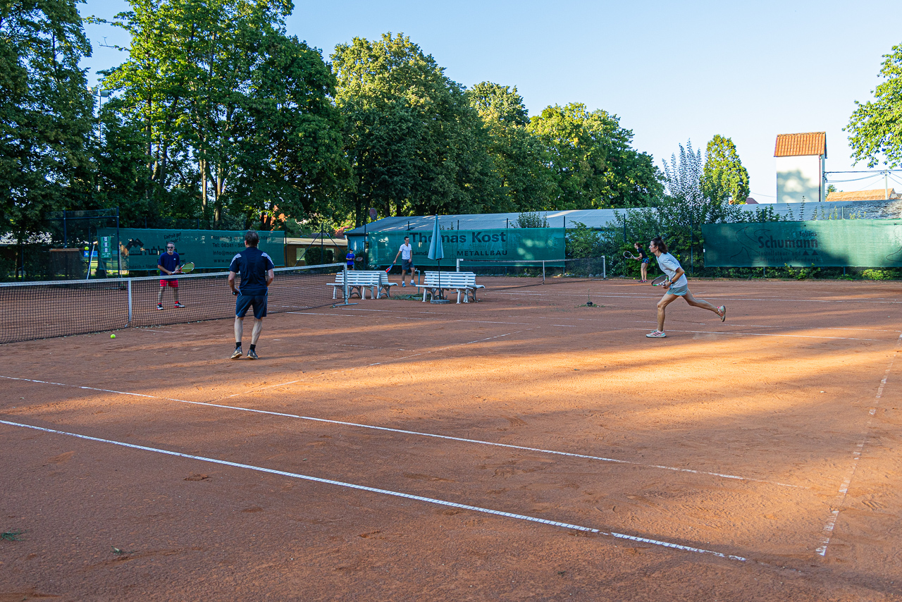 Vier Personen spielen ein Doppelmatch auf dem Sandplatz des Tennisverein Mörzheim.