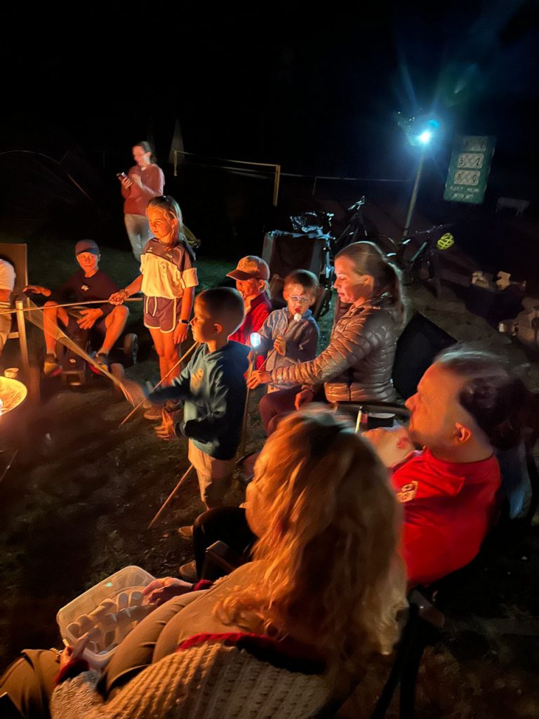 Lagerfeuerromantik am Abend mit Eltern und Kindern
