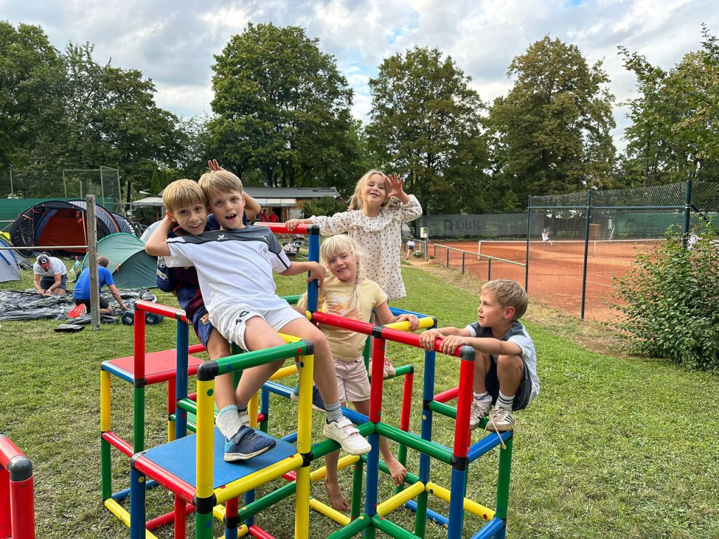 Die Kinder auf dem Spielegerüst hatten viel Spaß.