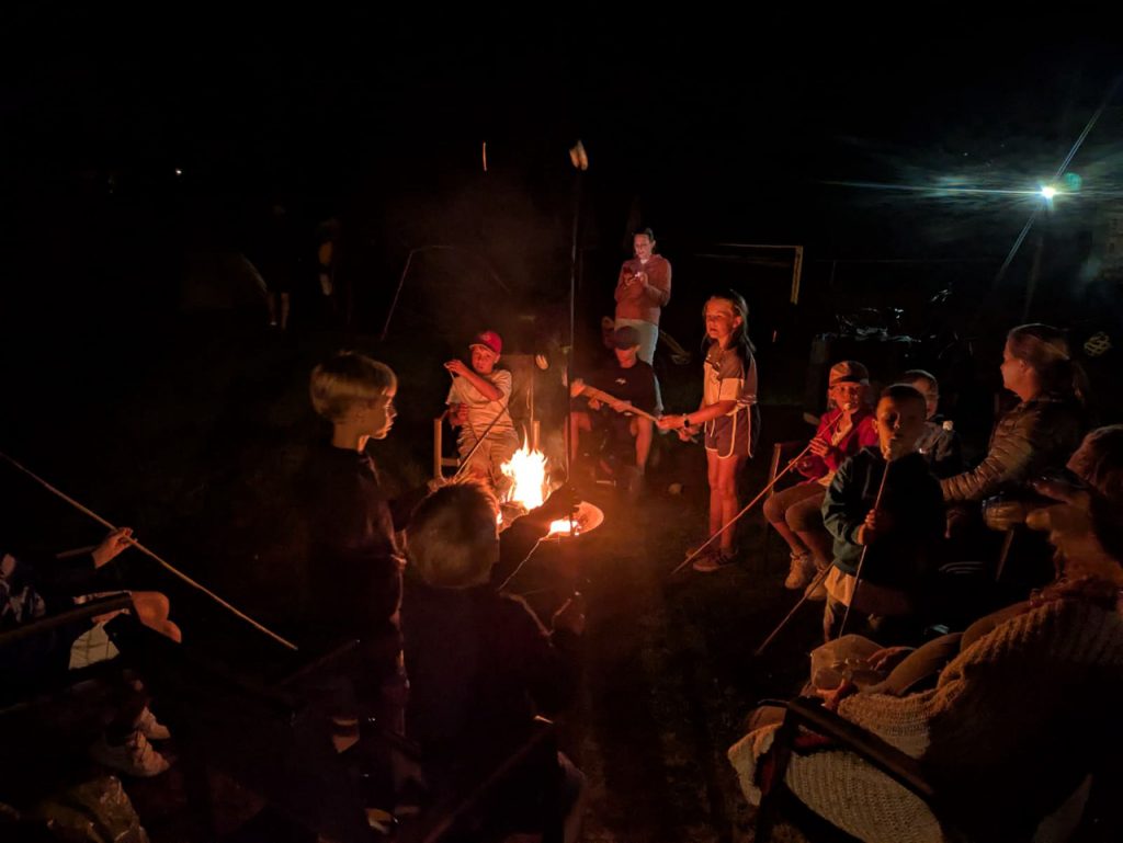 Am Abend gab es Stockbrot für die Kinder am Lagerfeuer.