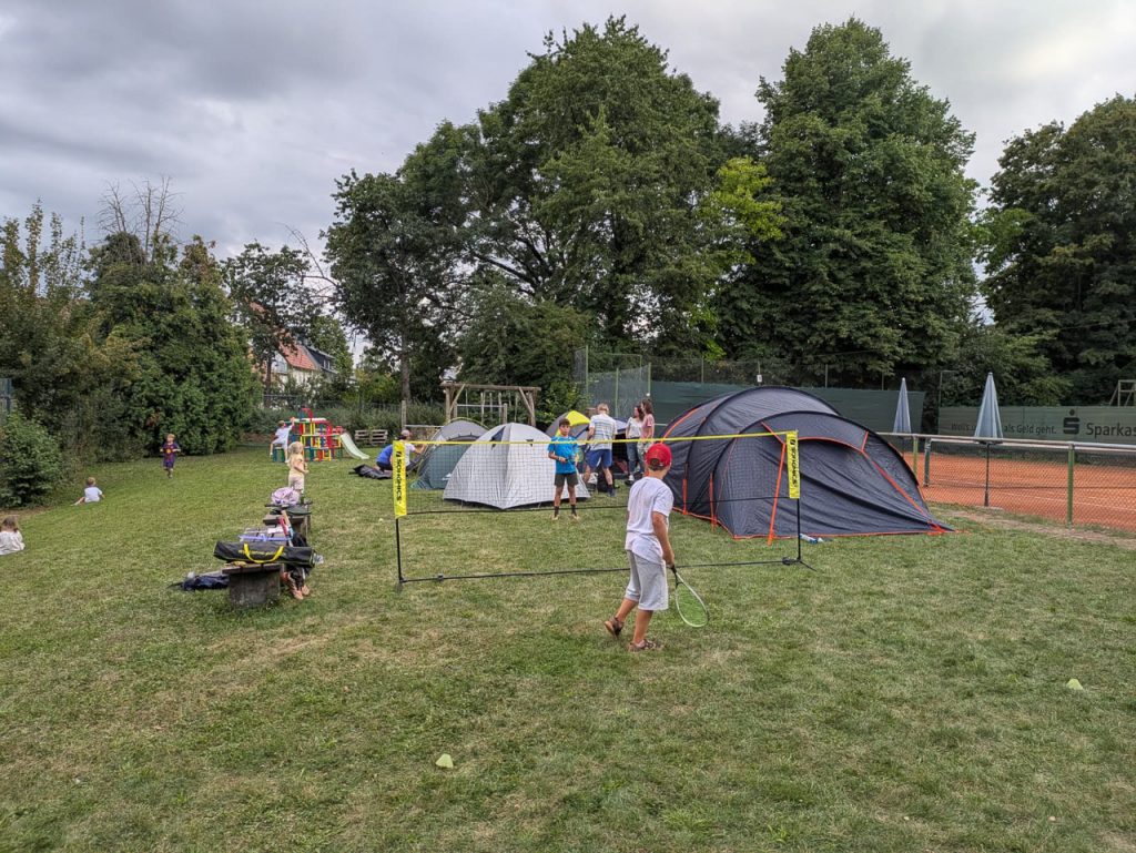Zeltlager mit improvisiertem Tennisfeld