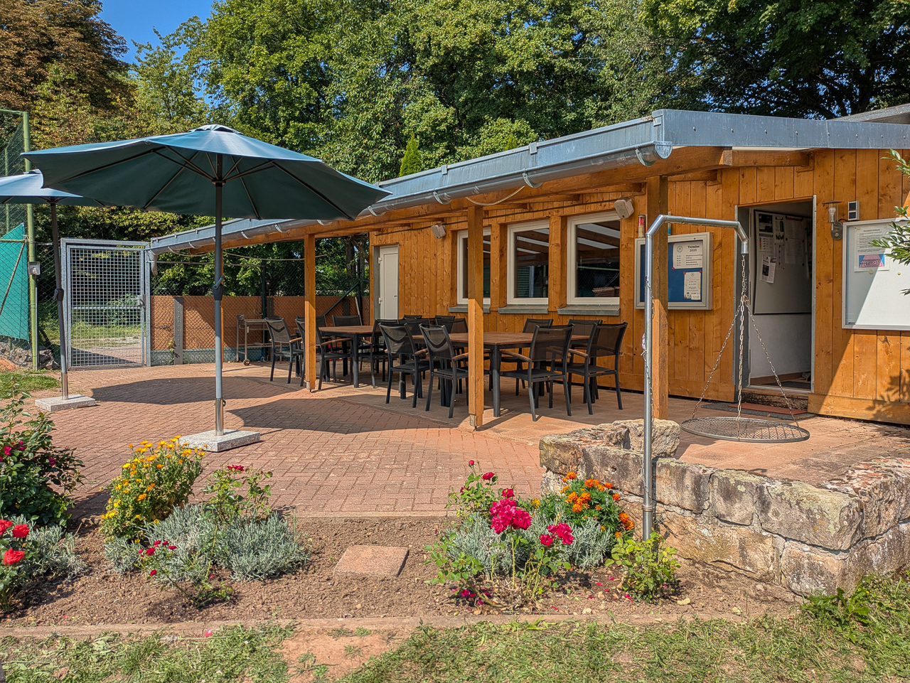 Tennisplatz mit Vereinshaus