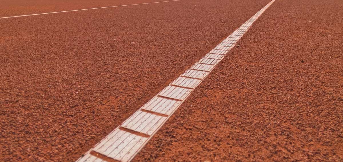 Tennisplatz mit Begrenzungslinie von links unten nach rechts oben.