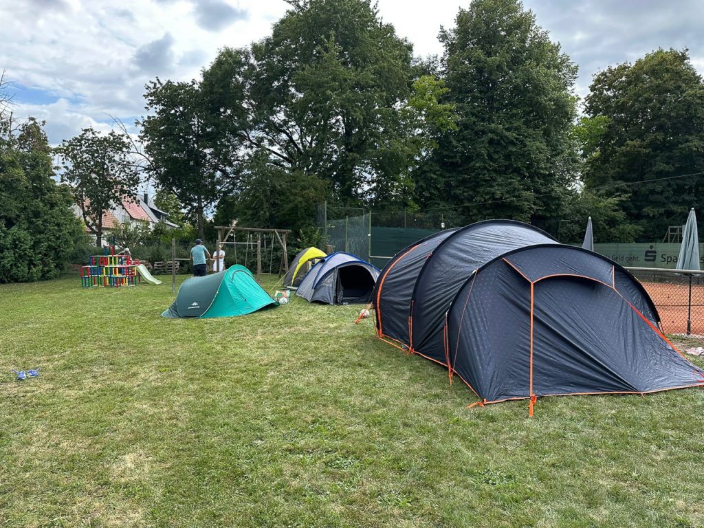 Zelte am Spielfeldrand