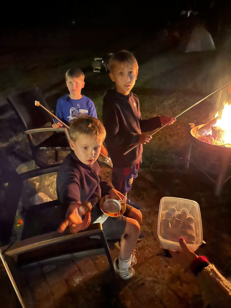 Die Kinder durften Marshmellos grillen.