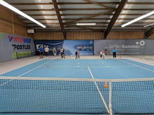 Teilnehmer spielen Tennis