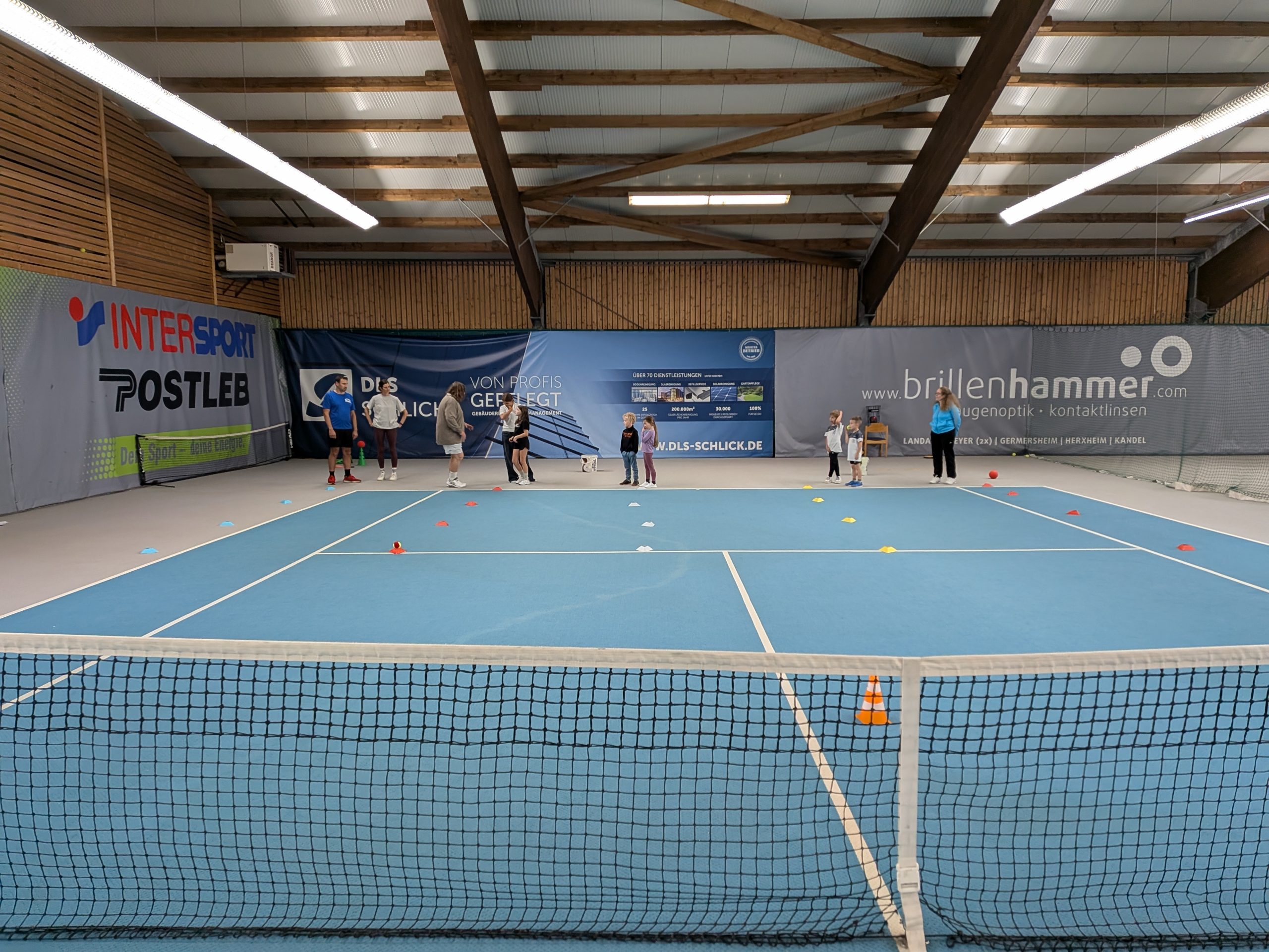 Teilnehmer spielen Tennis